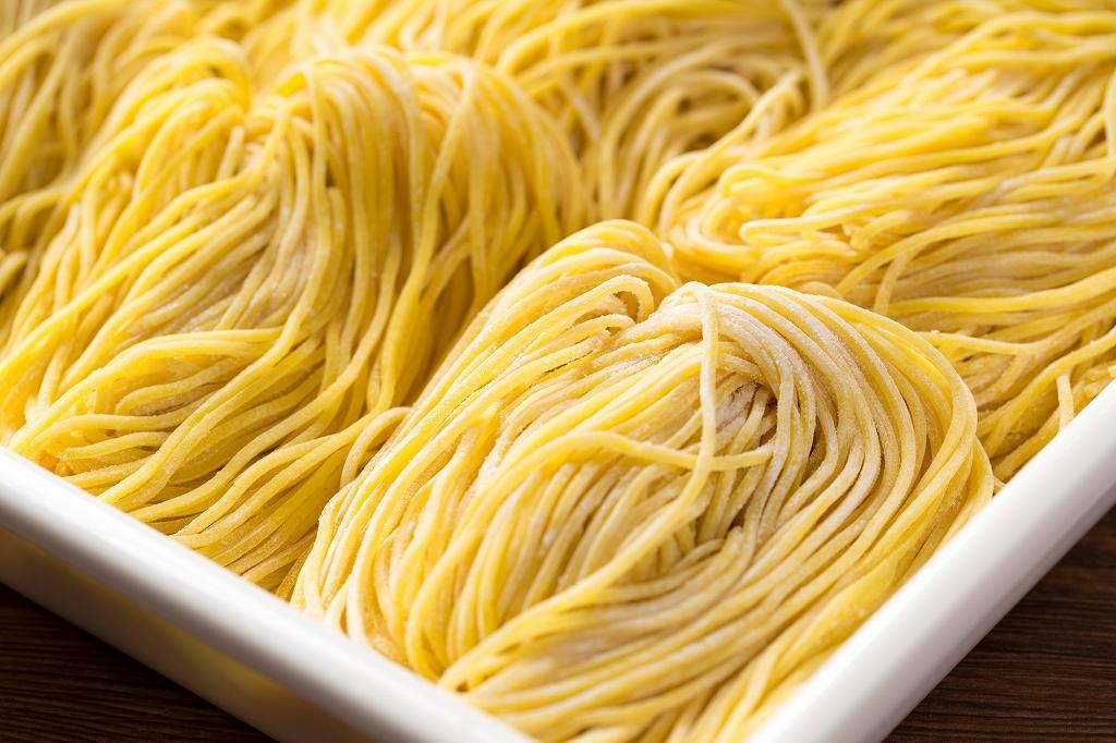 これまでにない<br />革新的なまぜそば、<br />ここに爆誕。<br />